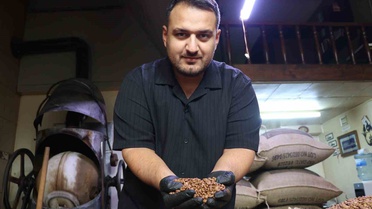 Sivas'ta Brezilya kahvesi asırlık makinede kavruluyor, taş değirmende öğütülüyor