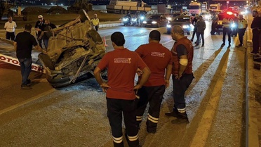 Otomobil henüz bilinmeyen nedenle takla attı, araçtaki 3 kişi hafif yaralandı