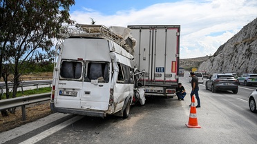 Mersin Tarsus'ta 6 araç çarpıştı, aralarında çocukların da olduğu 11 kişi yaralandı