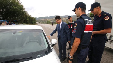 Taşova Kaymakamı Bayram, D-100'deki kontrol noktasında emniyet kemeri çağrısı yaptı