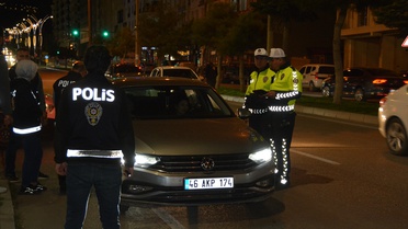 Tatvan'da gece denetiminde 200 araç sorgulandı, ruhsatsız silah ele geçirildi
