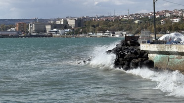Marmara'daki fırtına Tekirdağ'da deniz ulaşımını aksatıyor, 5 gemi bekliyor