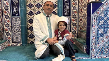 Trabzon Beşikdüzü'nde 5 yaşındaki Altan, namaz sonrası hocasına koşup sarıldı