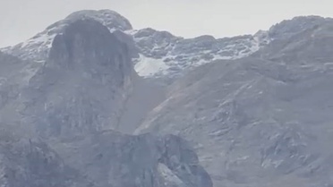Tunceli'de hava sıcaklıkları düşünce Munzur Dağları mevsimin ilk karıyla kaplandı