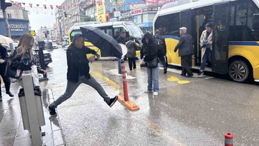 Van'da sağanak hayatı olumsuz etkiledi, Meteoroloji Bitlis ve Muş'u uyardı