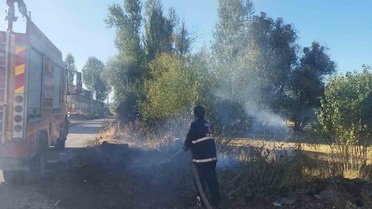 Van Gevaş Andaç Mahallesi'nde örtü yangınını itfaiye yarım saatte söndürdü