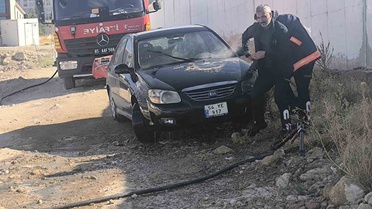 Van Edremit'te park halindeki otomobilin motoru yanmaya başladı, itfaiye söndürdü