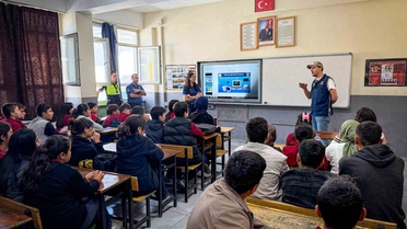 Van Muradiye'de polis, 8. sınıflara trafik ve güvenli internet kullanımını anlattı