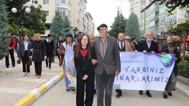 Yozgat ve Niğde'de yaşlılar, Dünya Yaşlılar Günü'nde gençlerle yürüyüşe katıldı