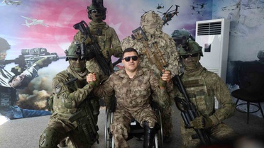 Azerbaycanlı gazi Taleh Camalov, TEKNOFEST Güneydoğu'da askerlerle kucaklaştı
