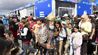 Hasan Keskin, temsili savaşçı kıyafetiyle Şanlıurfa'daki TEKNOFEST'te ilgi çekiyor.