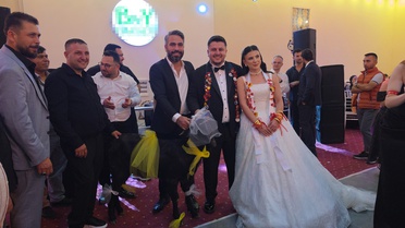 Adana Kozan'da damadın arkadaşı, çift için düğün hediyesi olarak keçi verdi
