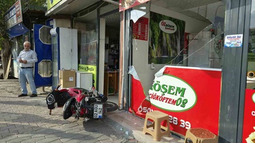 Adıyaman'da motosiklet çocuğa çarpıp çiğköfte işletmesine girdi, çocuk yaralandı