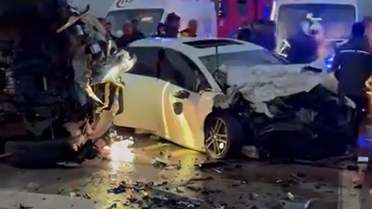 Aksaray'da kafa kafaya çarpışan iki otomobilde her iki sürücü de ağır yaralandı