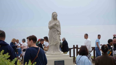 Antalya'da yabancı turistler sağanağa rağmen 40 metreden dökülen Aşağı Düden'i gezdi