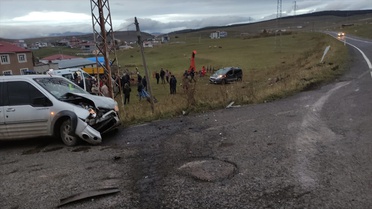 Ardahan Hanak'ta iki hafif ticari aracın çarpıştığı kazada 9 kişi yaralandı