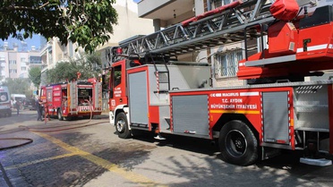 Aydın Efeler'de apartman terasındaki yangın söndürüldü, sakinler tahliye edildi
