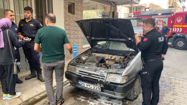 Aydın Efeler'de seyir halindeki otomobilin motoru alev aldı, itfaiye yangını söndürdü