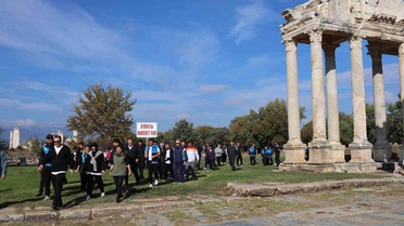 Aydın Karacasu'da Afrodisias'ın sütunlu yollarında sağlıklı yaşam için yürüdüler