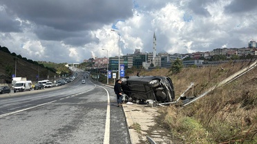 Bağcılar'da devrilen otomobilde sıkışan sürücü ağır yaralandı, itfaiye kurtardı