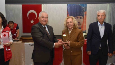 Balıkesir'de 100'ü aşan kan bağışına ulaşan okullara plaket verildi