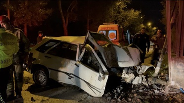 Bursa Osmangazi'de duvara çarpan otomobilde sıkışan sürücüyü itfaiye kurtardı