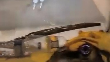 Bursa'da patenli genç, halk otobüsünün arkasına tutunup tehlikeli yolculuk yaptı