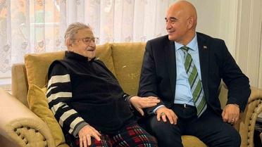 Çanakkale İl Sağlık Müdürü Görgülü, evde bakım alan yaşlıları ziyaret ederek kutladı