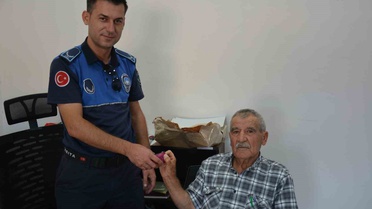 Demirci'de Kıbrıs Gazisi Ahmet Ünalan, 400 bin liralık ziyneti zabıtaya teslim etti