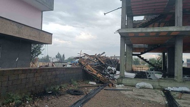 Diyarbakır Bismil'de fırtına cami minaresini devirdi, tarım arazileri zarar gördü