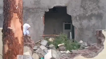 Diyarbakır Bismil'de kuvvetli rüzgar İhlas Camisi'nin minaresini evin damına devirdi