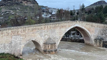 Diyarbakır Çermik'te Haburman Köprüsü'ne dökülen çöpler tepki çekti