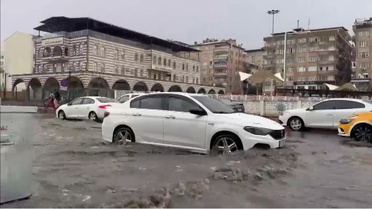 Diyarbakır'da sağanak alt geçitleri, iş yerlerini su bastı, belediye onarım başlattı