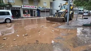 Diyarbakır Silvan'da sağanak taşkına dönüştü, belediye ekipleri çalışma başlattı