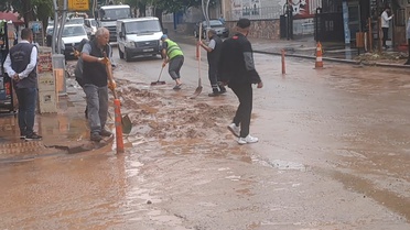 Diyarbakır Silvan'da sağanak ve dolu taşkın oluşturdu, ev ve iş yerlerini su bastı