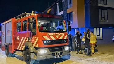 Düzce'de çamaşır kurutma makinesi yangını söndürüldü, 2 kişi dumandan etkilendi