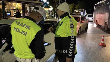 Ehliyetinin süresi dolan sürücü, doğum gününde aracını eşine bırakmak zorunda kaldı