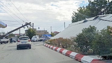 Edirne Havsa'da rüzgarla uçan çatı elektrik direklerine ve tıra zarar verdi