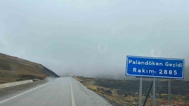 Erzurum'da yoğun sis ve kar, Palandöken-Tekman yolunda görüşü 8-10 metreye düşürdü