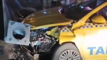 Esenyurt'ta taksi E-5 yan yolda elektrik direğine çarptı, şoför kurtarılamadı