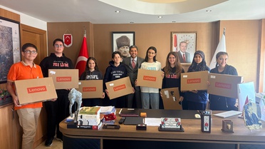Balıkesir Gömeç'te fen liselerini kazanan 11 öğrenciye bilgisayar hediye edildi