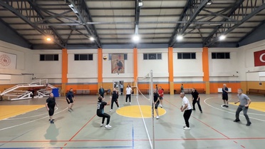 Hakkari Yüksekova'da Kaymakam Hülür, mesai sonrası müdürlerle voleybol maçı yaptı