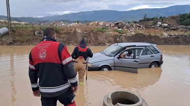 Antakya'da sağanak su birikintisi oluşturdu, mahsur kalan baba ve oğlu kurtarıldı