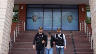 Isparta'da polis, uyuşturucudan 10 yıl 8 ay hapis cezasıyla aranan şahsı yakaladı