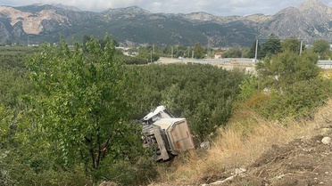 Kum yüklü tır Isparta Eğirdir Kemerköprü'de elma bahçesine devrildi, sürücü öldü