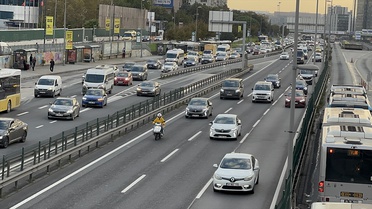 İstanbul'da akşam saatlerinde trafik yoğunluğu yaşanıyor