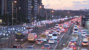 İstanbul'da yağışla yoğunluk yüzde 71'e ulaştı, ana arterlerde durma noktasına geldi