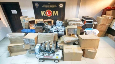 İzmir'de 3 ilçede eş zamanlı operasyonda 5 milyon TL'lik kaçak malzeme ele geçirildi