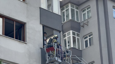 Kadıköy'de 8 katlı binadaki yangında bazı yaralılar hastaneye kaldırıldı