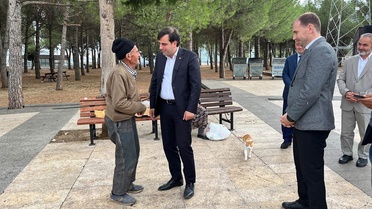 Kula Kaymakamı Altuntaş, Yaşlılar Günü'nde türbelerde dua edip yaşlıları ziyaret etti